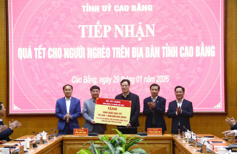 Tổng công ty Xi măng Việt Nam tham gia Đoàn công tác Bộ Xây dựng trao quà Tết cho người nghèo tỉnh Cao Bằng