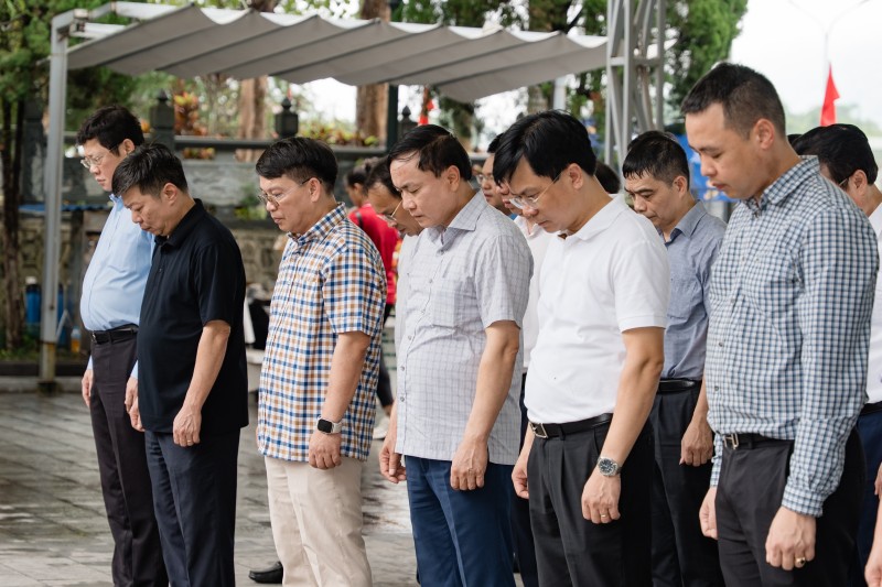 Tổng công ty Xi măng Việt Nam tổ chức Hành trình về nguồn tri ân các anh hùng liệt sỹ tại Nghĩa trang liệt sỹ quốc gia Vị Xuyên tong cong ty xi mang viet nam to chuc hanh trinh ve nguon tri an cac anh hung liet sy tai nghia trang liet sy quoc gia vi xuyen