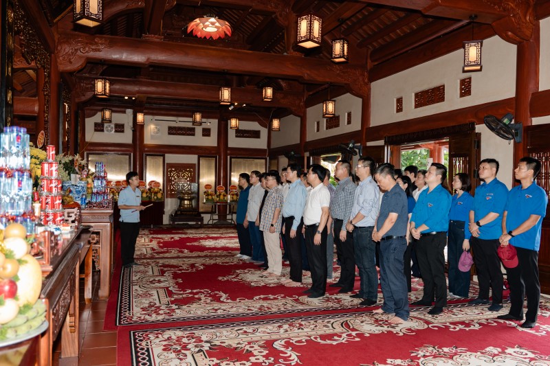 Tổng công ty Xi măng Việt Nam tổ chức Hành trình về nguồn tri ân các anh hùng liệt sỹ tại Nghĩa trang liệt sỹ quốc gia Vị Xuyên tong cong ty xi mang viet nam to chuc hanh trinh ve nguon tri an cac anh hung liet sy tai nghia trang liet sy quoc gia vi xuyen