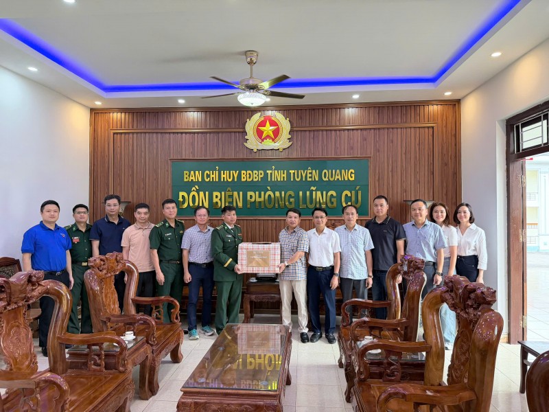 Tổng công ty Xi măng Việt Nam tổ chức Hành trình về nguồn tri ân các anh hùng liệt sỹ tại Nghĩa trang liệt sỹ quốc gia Vị Xuyên tong cong ty xi mang viet nam to chuc hanh trinh ve nguon tri an cac anh hung liet sy tai nghia trang liet sy quoc gia vi xuyen